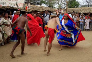 BOG11. URIBIA (COLOMBIA), 17/06/2012.- Indígenas wayúu bailan hoy, domingo 17 de junio de 2012, durante el último día del XXVI Festival de la Cultura Wayúu en el que participan indígenas provenientes de Colombia y Venezuela y se celebra en Uribia, Guajira, norte de Colombia. EFE/RICARDO MALDONADO ROZO