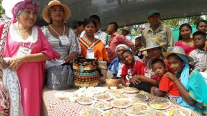 Feria-agroalimentaria2c-en-donde-las-indígena-de-la-etnia-Wayúu-exhibieron
