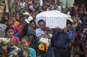 Entierro el domingo de una de las niñas muertas en Guatemala MOISES CASTILLO AP