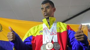 Leonardo Acosta ganó medallas de oro, plata y bronce en los Juegos de Invierno entrenando en las playas y arenales de Mara.
