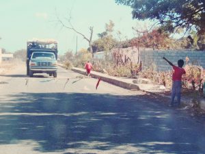 : a los niños wayuu les lanzan dinero de los vehículos para que bajen el mecate en las trochas improvisadas. (Foto: Nil Petit).