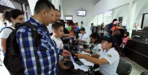Las autoridades han indicado que la Cancillería es la encargada de entregar visas de trabajo a los ciudadanos extranjeros.Archivo
