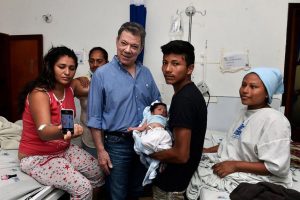 En medio de la tristeza en Mocoa, el Presidente Santos conoció un bebé nacido luego de la avalancha. Son las dos caras de un hecho doloroso.Presidencia