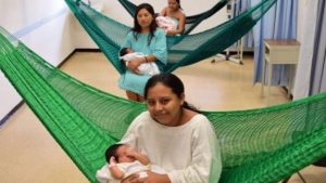 Las mujeres pueden recostarse sobre las hamacas junto con sus hijos recién nacidos posterior al parto