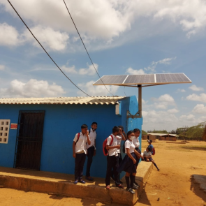 En Maicao, 85 escuelas se iluminaron gracias a la energía del sol